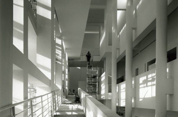 Obres del Museu d'Art Contemporani de Barcelona (MACBA) en blanc i negre